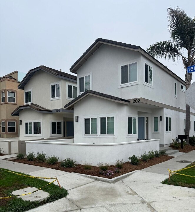 202 18th St in Huntington Beach, CA - Building Photo