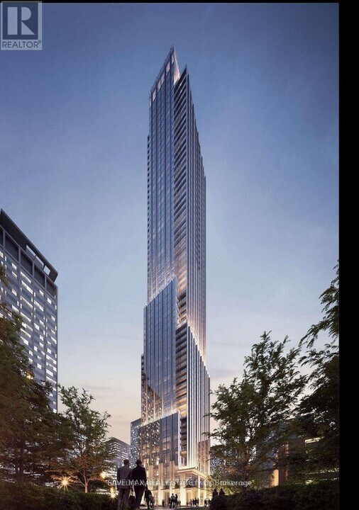 11 Yorkville Ave in Toronto, ON - Building Photo