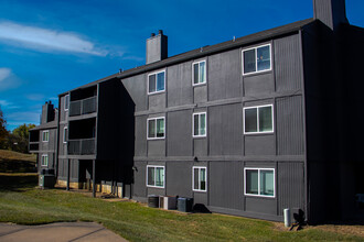 Windchase Flats & Townhomes in Topeka, KS - Foto de edificio - Building Photo