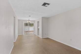 125 S Rhodes St in Mount Dora, FL - Building Photo - Building Photo