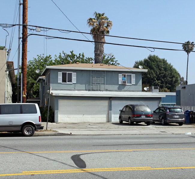 14933 Burbank Blvd in Van Nuys, CA - Building Photo - Building Photo