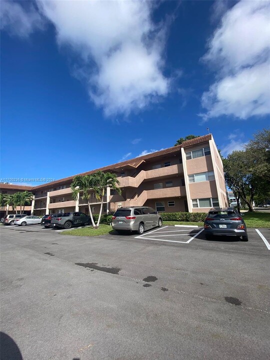 8390 Sands Point Blvd, Unit F109 in Tamarac, FL - Foto de edificio