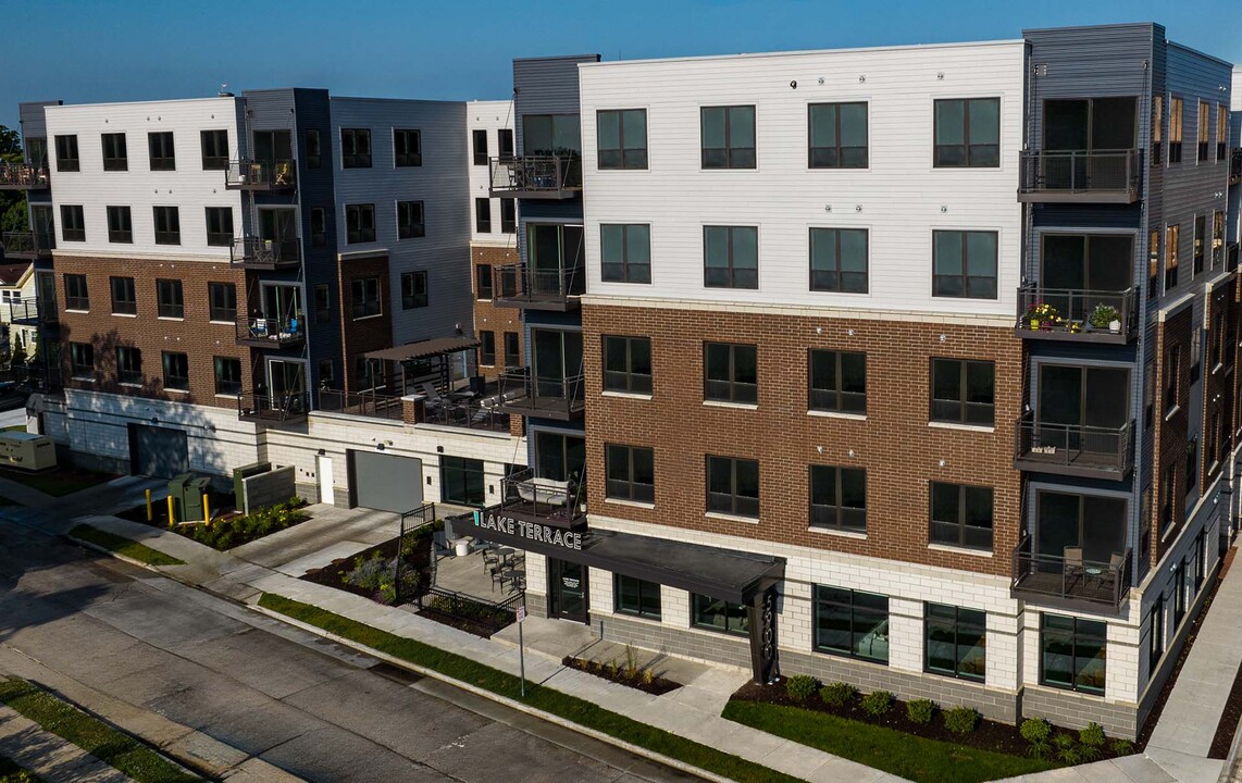 Lake Terrace Apartment in Downtown Kenosha! in Kenosha, WI - Building Photo