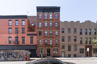 46 E 7th St in New York, NY - Foto de edificio - Building Photo