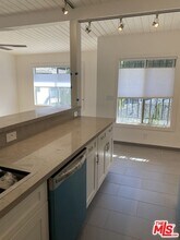 2911 Colorado Ave in Santa Monica, CA - Foto de edificio - Building Photo