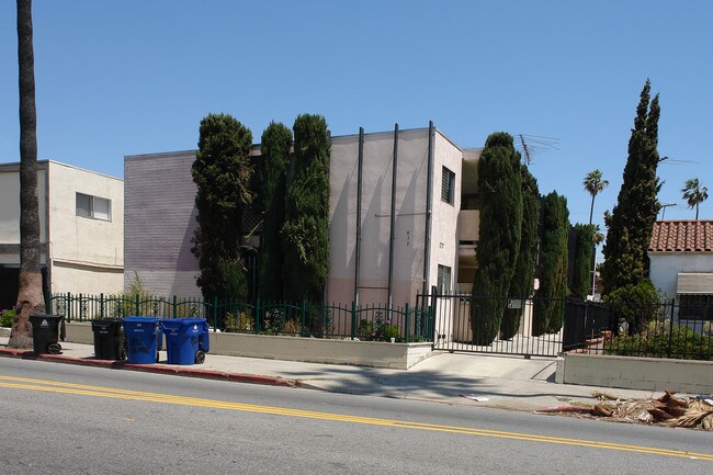 838 N Normandie Ave in Los Angeles, CA - Foto de edificio - Building Photo