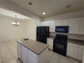 8930 Partridge Hill St in Las Vegas, NV - Building Photo - Building Photo