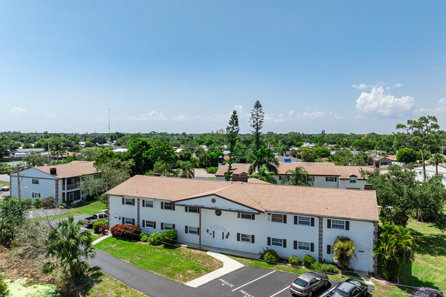 Foxmoor Condominium in North Fort Myers, FL - Building Photo - Building Photo