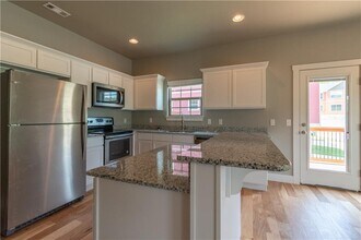 2819 W Auburn Dr in Fayetteville, AR - Building Photo - Building Photo