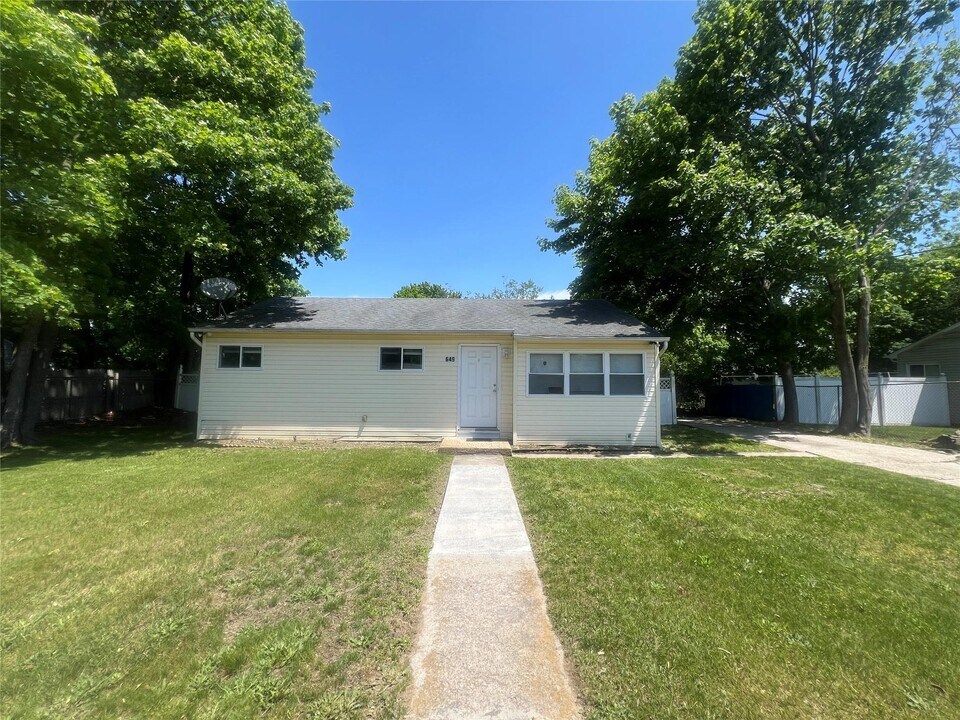 649 Scherger Ave in East Patchogue, NY - Building Photo
