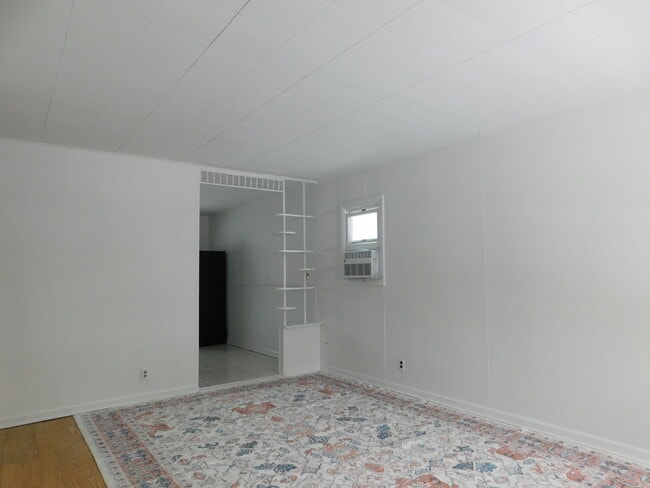 33 Hawthorne Ln in Streamwood, IL - Building Photo - Building Photo