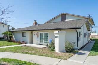 Huntington Sands Apartments in Huntington Beach, CA - Building Photo - Building Photo