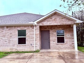 2301 N Hickory St in Sherman, TX - Building Photo