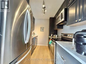 25 Paisley Blvd E in Mississauga, ON - Building Photo - Building Photo