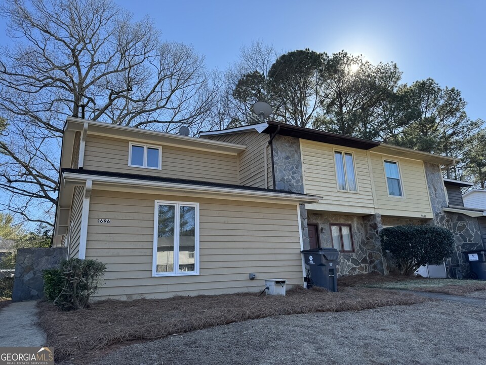 1696 Wynndowne Trail in Smyrna, GA - Building Photo