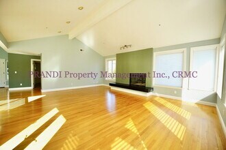 32 Marin Bay Park Ct in San Rafael, CA - Foto de edificio - Building Photo