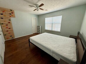 3410 Skyline Village Dr in Houston, TX - Building Photo - Building Photo