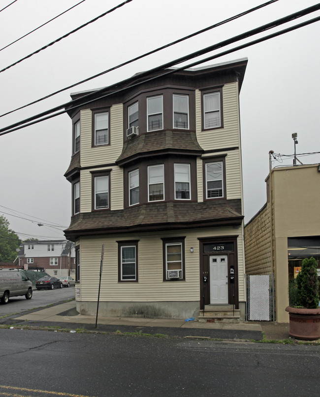 423 McBride Ave in Paterson, NJ - Building Photo - Building Photo