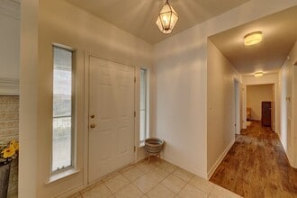 212 Oak Hill Dr in Kerrville, TX - Building Photo - Building Photo