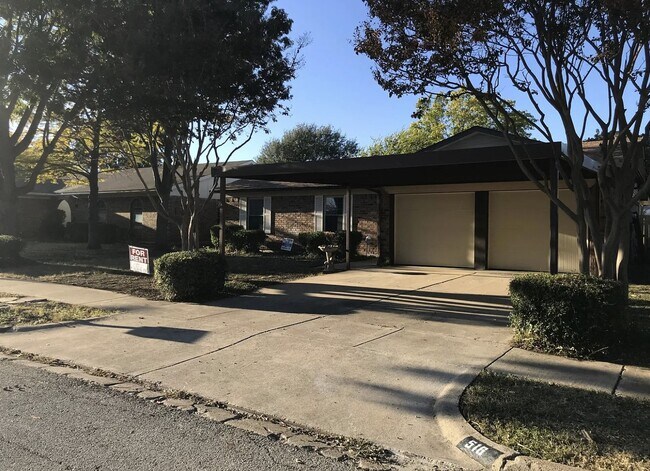 516 Mustang Drive in Saginaw, TX - Foto de edificio - Building Photo