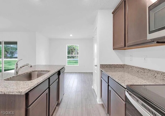 242 Lisette St in Ft. Myers, FL - Building Photo - Building Photo