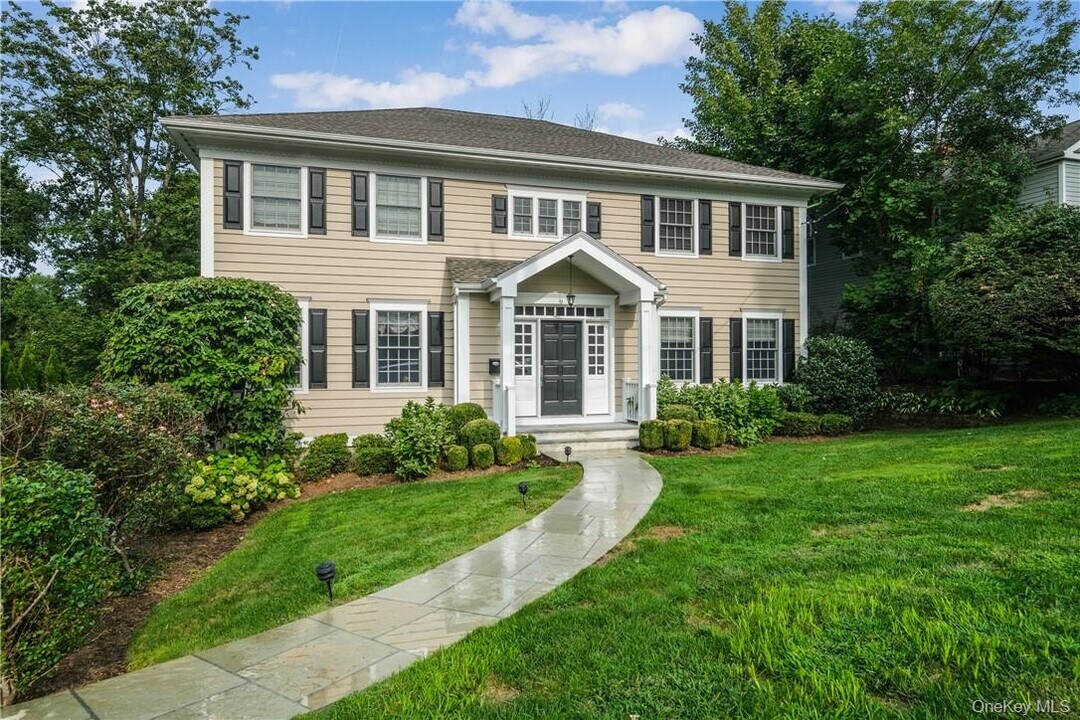 9 Oak Way in Scarsdale, NY - Building Photo