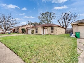 10314 Staghill Dr in Houston, TX - Foto de edificio - Building Photo