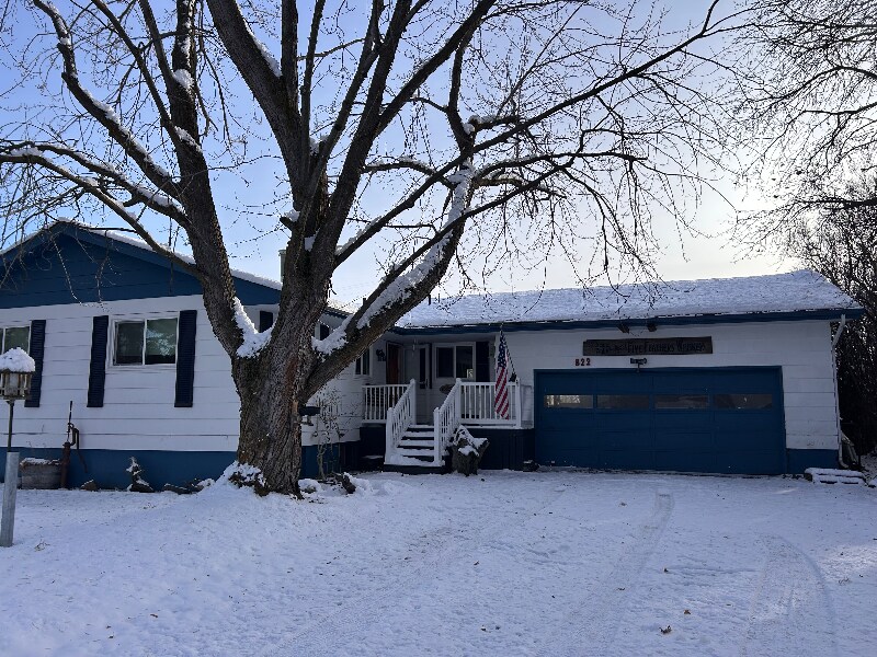 822 12th St W in Columbia Falls, MT - Foto de edificio