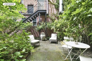 19 Perry St in New York, NY - Building Photo