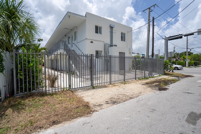 1955 NW 2nd Ct in Miami, FL - Foto de edificio - Building Photo
