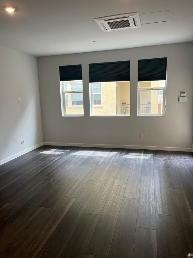 425 Lug Ln in Sacramento, CA - Building Photo - Building Photo