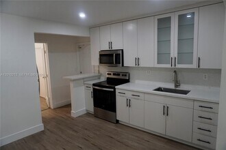 11043 SW 79th Ave in Pinecrest, FL - Building Photo - Building Photo