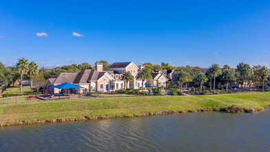 Lakeside Pointe Apartments & Townhomes in Pearland, TX - Building Photo - Building Photo