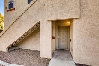 8425 W Running Deer Ave, Unit 102 in Las Vegas, NV - Foto de edificio - Building Photo