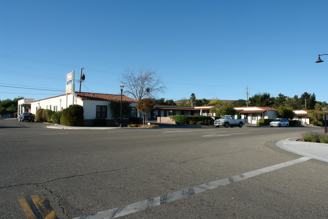 435 Avenue Of The Flags in Buellton, CA - Foto de edificio