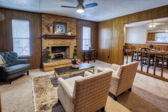 402 Cottonwood St in Brenham, TX - Building Photo - Building Photo