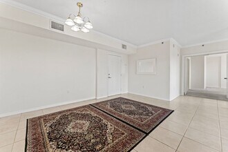 9340 Fontainebleau Blvd in Miami, FL - Building Photo - Building Photo
