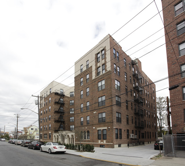 10-56 Neilson St in Far Rockaway, NY - Foto de edificio - Building Photo