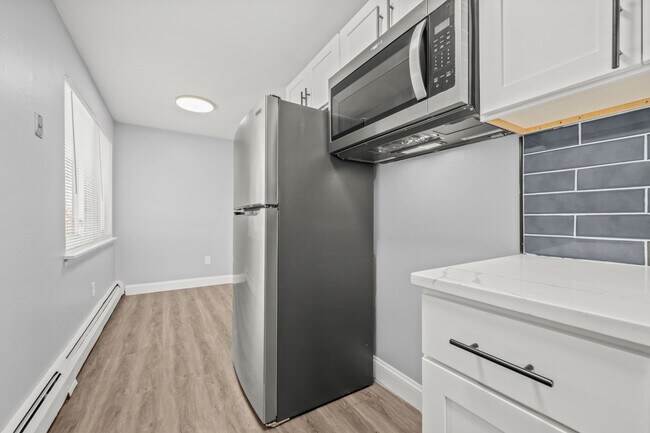 332 Park Ave, Unit B in East Hartford, CT - Building Photo - Building Photo