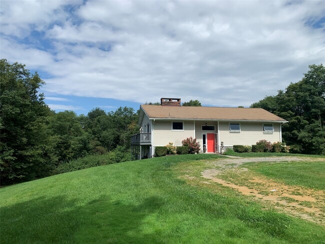 860 Hunns Lake Rd in Stanfordville, NY - Building Photo - Building Photo
