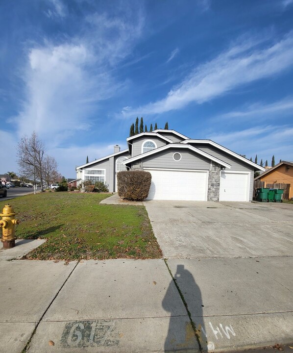 617 Castle Oaks Dr in Stockton, CA - Building Photo