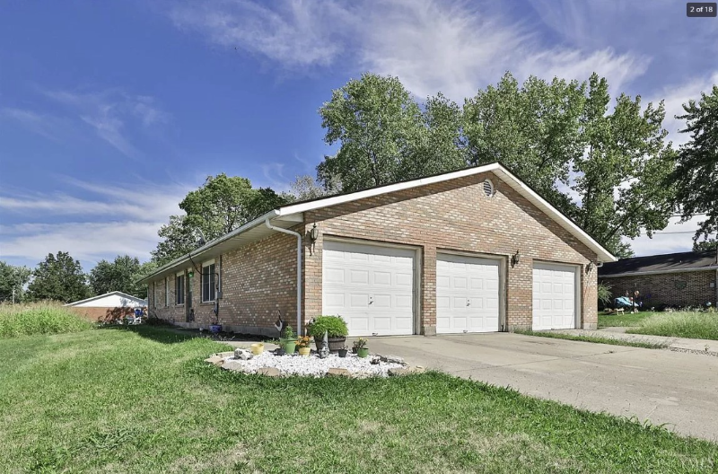 4902 Mercedes Dr in Liberty Township, OH - Foto de edificio