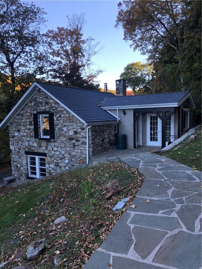 11 Colonial Terrace in Mahopac, NY - Foto de edificio - Building Photo