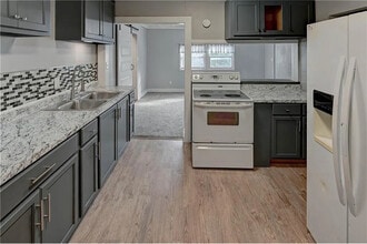 611 S Overton Ave in Independence, MO - Foto de edificio - Building Photo