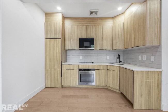 411 11th St, Unit 4 in Brooklyn, NY - Building Photo - Building Photo