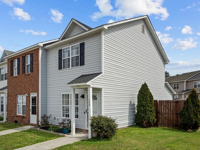 100 Pinegrove Ct in Jacksonville, NC - Building Photo - Building Photo