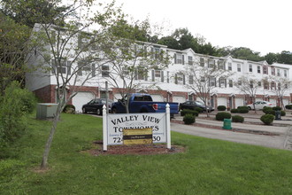 Valley View Townhomes in Greensburg, PA - Foto de edificio - Building Photo