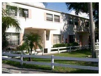 Las Palmas Townhomes in Largo, FL - Foto de edificio