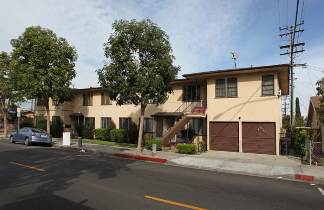 6820 Templeton St in Huntington Park, CA - Foto de edificio - Building Photo