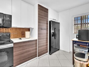 1770 NE 191st St in Miami, FL - Building Photo - Building Photo